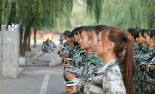 吃瓜最新事件爆料军训,揭秘校园吃瓜事件背后的真相