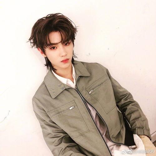 黄明昊吃瓜爆料图片,娱乐圈幕后真相大揭秘