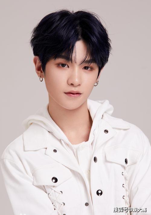 黄明昊吃瓜爆料图片,娱乐圈幕后真相大揭秘