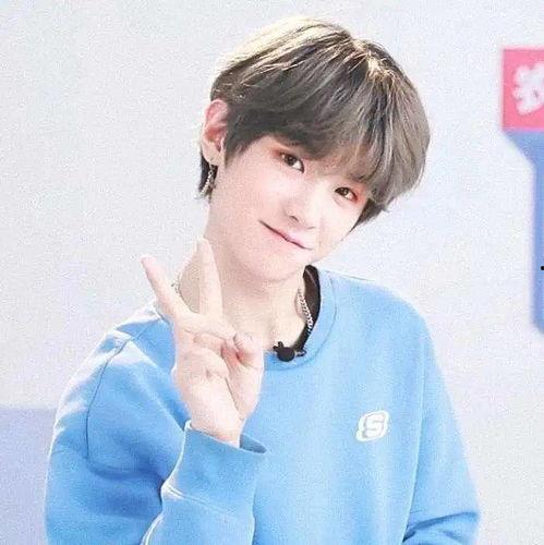 黄明昊吃瓜爆料图片,娱乐圈幕后真相大揭秘