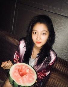 关晓彤吃瓜爆料直播,吃瓜爆料引热议