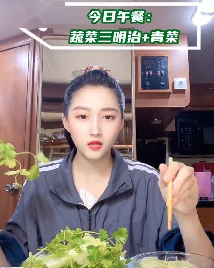 关晓彤吃瓜爆料直播,吃瓜爆料引热议